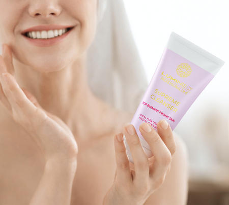 Szczoteczka do twarzy LUMINEO (różowa) + żel oczyszczający do skóry trądzikowej