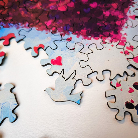 Puzzle 200 drewniane Miłość wisi w powietrzu