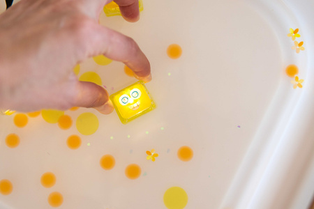 Kostki sensoryczne świecące w wodzie Alex żółty