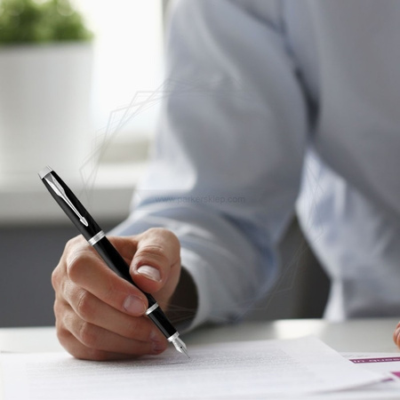 Pióro wieczne Parker Im Essential Matte Black CT (F) niebieskie 2143637