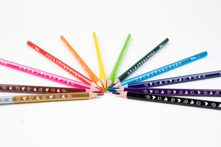 Kredki ołówkowe trójkątne Colorino Kids 13 kolorów 12 sztuk z temperówką Mickey