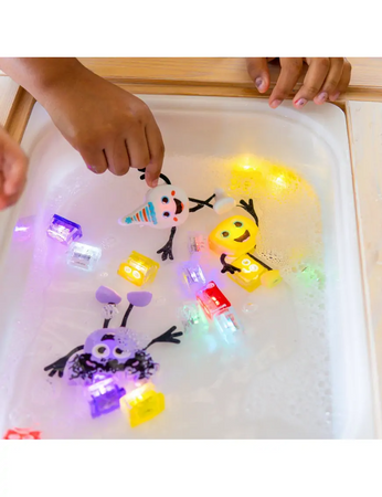 Postać do kąpieli Party Pal zestaw z dwiema kostkami sensorycznymi świecącymi w wodzie