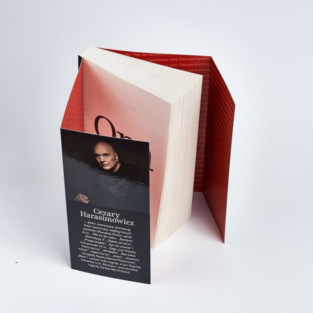 Ona ma karminowe usta