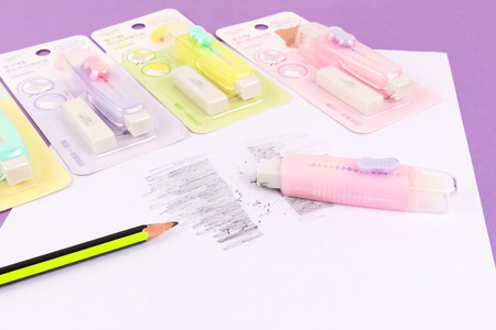 Display Gumka do ołówka wysuwana z miotełką i zapasem na blistrze 24 szt.