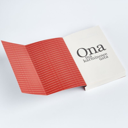 Ona ma karminowe usta