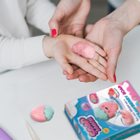 Zestaw kreatywny Strigo stwórz swoje mydełko truskawka